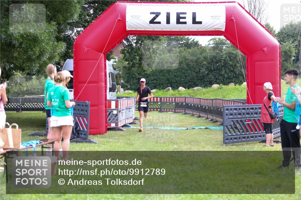 21.06.2026 - 29. Vierlanden-Triathlon Andreas Tolksdorf http://msf.ph/oto/9912789 21.06.2026 10:51:43 Ziel 311 meine-sportfotos.de