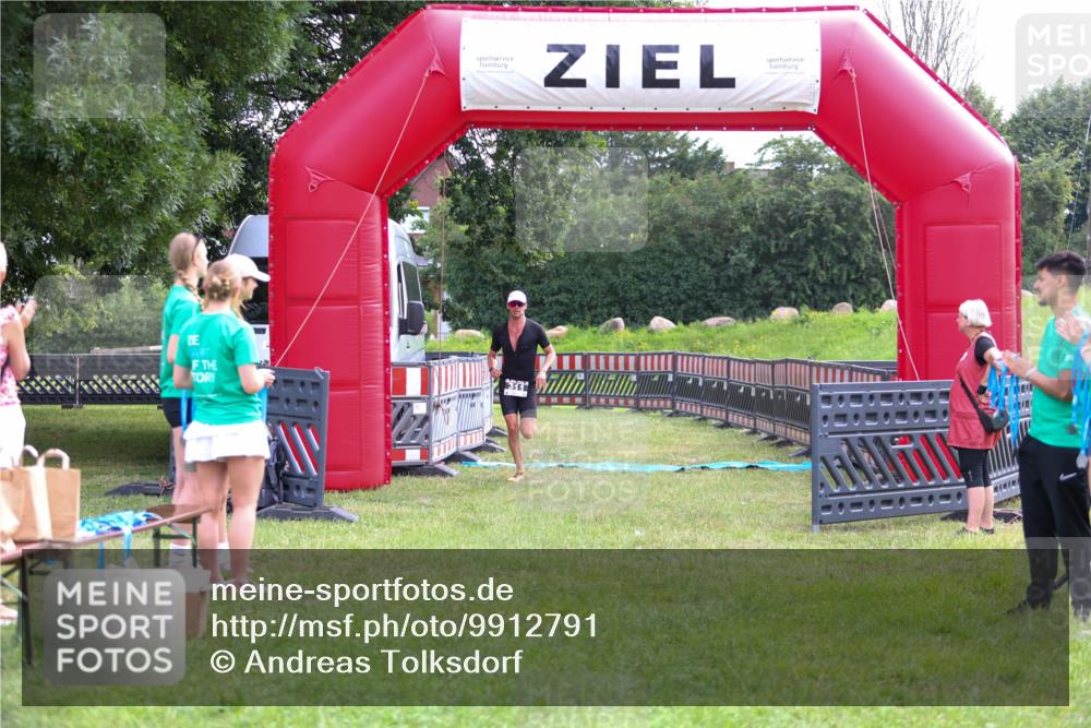 21.06.2026 - 29. Vierlanden-Triathlon Andreas Tolksdorf http://msf.ph/oto/9912791 21.06.2026 10:51:43 Ziel 311 meine-sportfotos.de