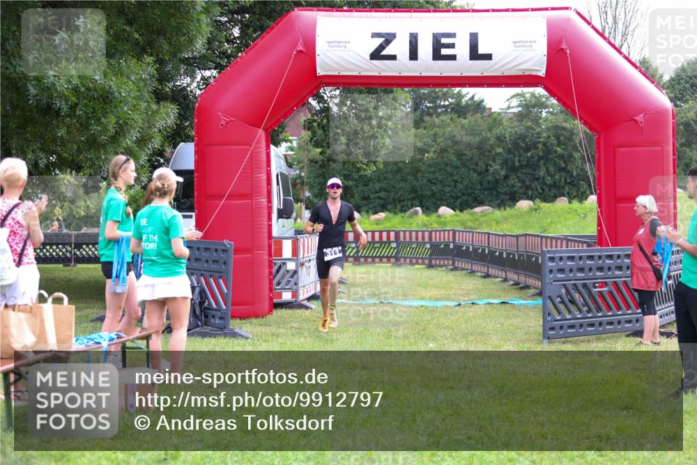21.06.2026 - 29. Vierlanden-Triathlon Andreas Tolksdorf http://msf.ph/oto/9912797 21.06.2026 10:51:44 Ziel 311 meine-sportfotos.de