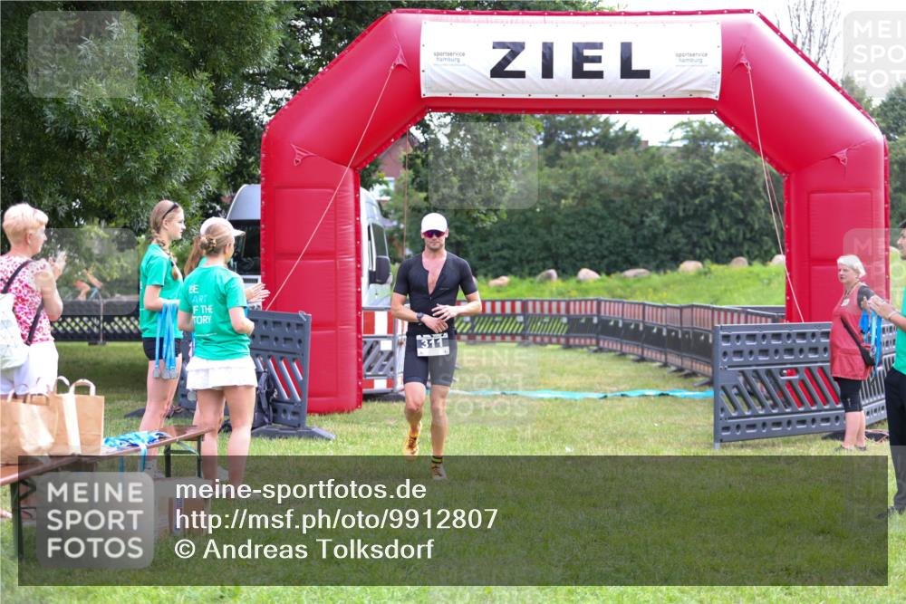 21.06.2026 - 29. Vierlanden-Triathlon Andreas Tolksdorf http://msf.ph/oto/9912807 21.06.2026 10:51:45 Ziel 311 meine-sportfotos.de