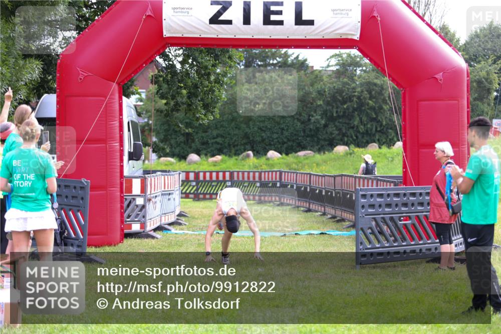 21.06.2026 - 29. Vierlanden-Triathlon Andreas Tolksdorf http://msf.ph/oto/9912822 21.06.2026 10:52:14 Ziel  meine-sportfotos.de