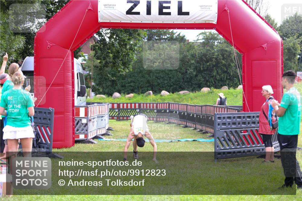 21.06.2026 - 29. Vierlanden-Triathlon Andreas Tolksdorf http://msf.ph/oto/9912823 21.06.2026 10:52:14 Ziel  meine-sportfotos.de