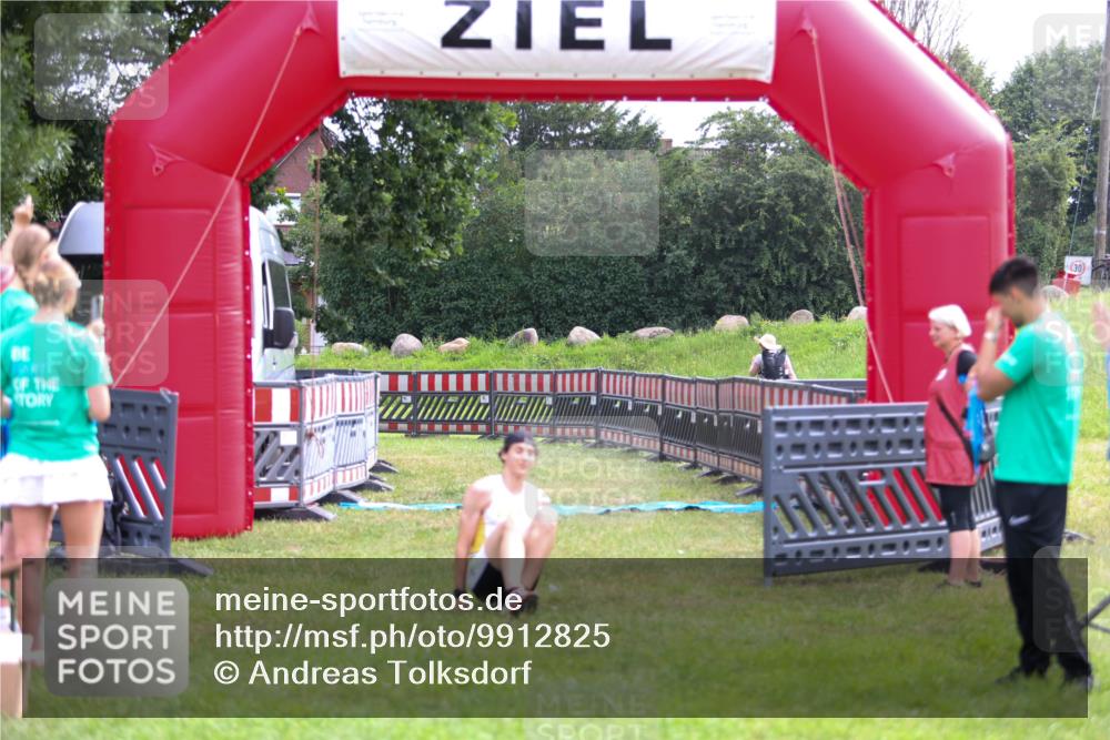 21.06.2026 - 29. Vierlanden-Triathlon Andreas Tolksdorf http://msf.ph/oto/9912825 21.06.2026 10:52:15 Ziel  meine-sportfotos.de