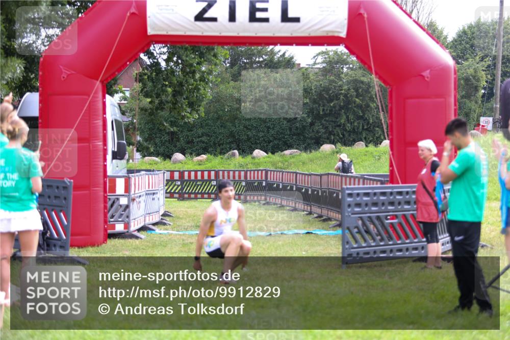 21.06.2026 - 29. Vierlanden-Triathlon Andreas Tolksdorf http://msf.ph/oto/9912829 21.06.2026 10:52:15 Ziel  meine-sportfotos.de