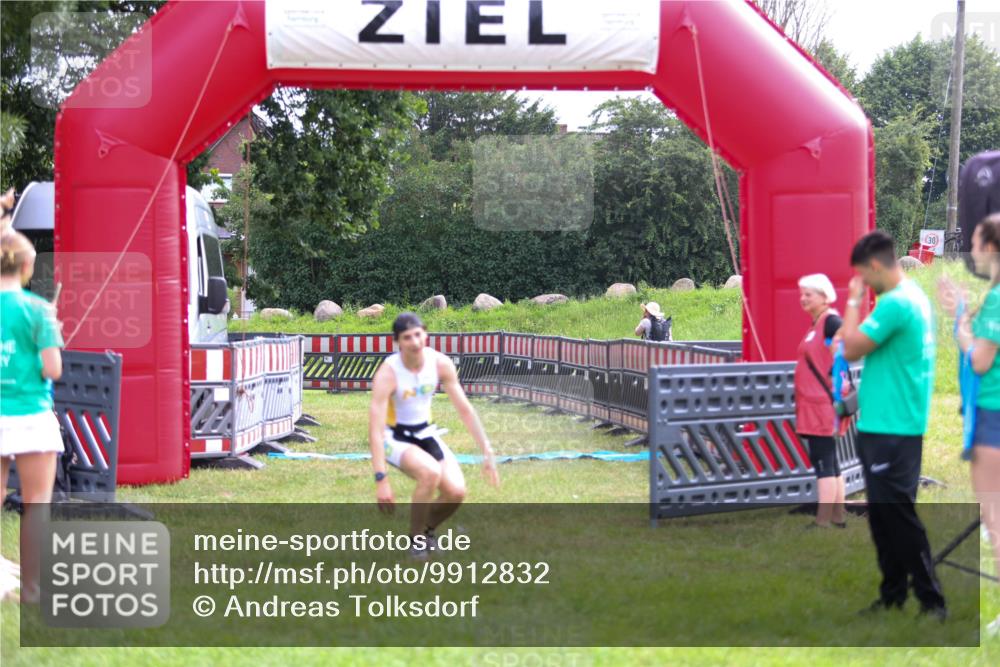 21.06.2026 - 29. Vierlanden-Triathlon Andreas Tolksdorf http://msf.ph/oto/9912832 21.06.2026 10:52:15 Ziel  meine-sportfotos.de