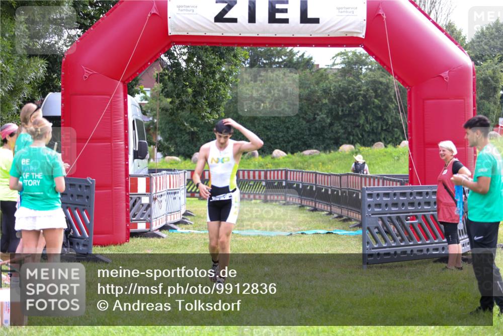 21.06.2026 - 29. Vierlanden-Triathlon Andreas Tolksdorf http://msf.ph/oto/9912836 21.06.2026 10:52:16 Ziel  meine-sportfotos.de