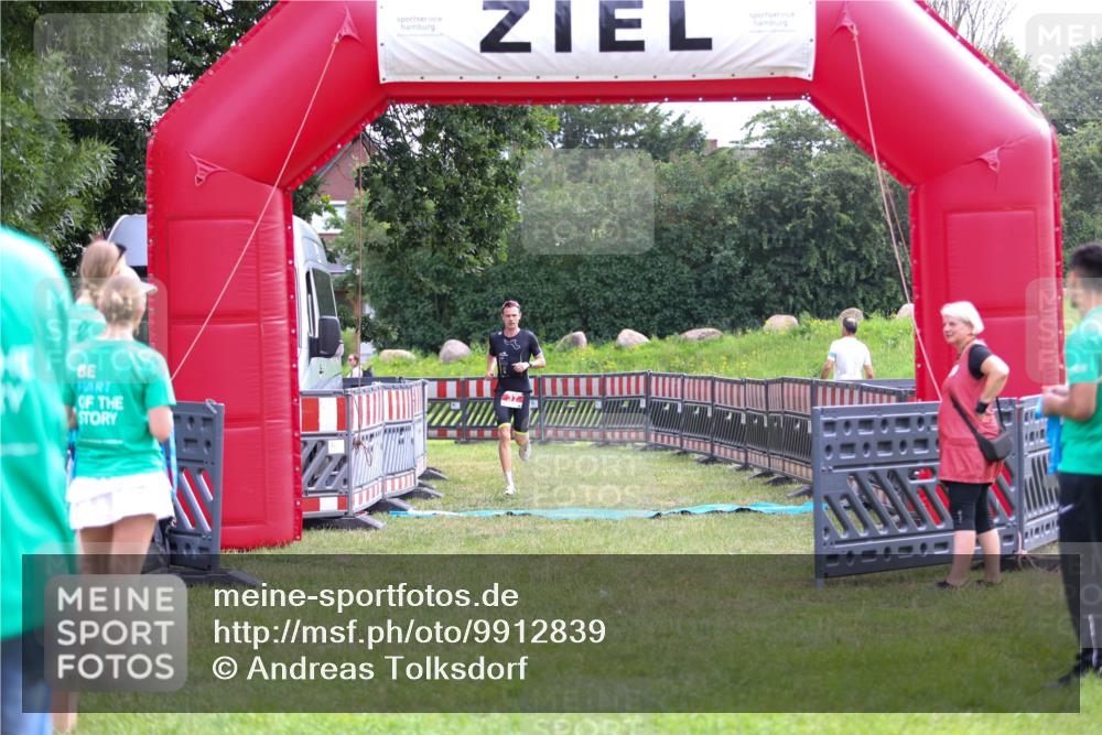 21.06.2026 - 29. Vierlanden-Triathlon Andreas Tolksdorf http://msf.ph/oto/9912839 21.06.2026 10:53:10 Ziel 37 meine-sportfotos.de