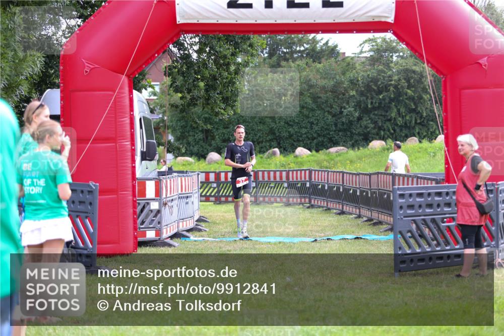 21.06.2026 - 29. Vierlanden-Triathlon Andreas Tolksdorf http://msf.ph/oto/9912841 21.06.2026 10:53:10 Ziel 37 meine-sportfotos.de