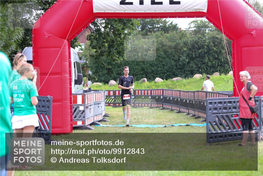 21.06.2026 - 29. Vierlanden-Triathlon Andreas Tolksdorf http://msf.ph/oto/9912843 21.06.2026 10:53:11 Ziel 37 meine-sportfotos.de