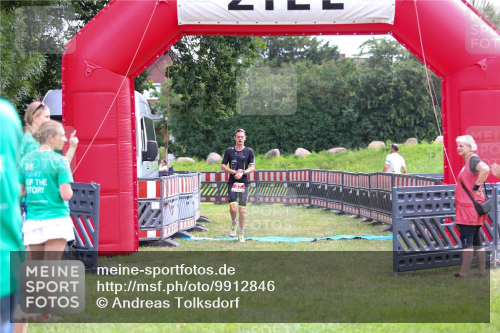 21.06.2026 - 29. Vierlanden-Triathlon Andreas Tolksdorf http://msf.ph/oto/9912846 21.06.2026 10:53:11 Ziel 37 meine-sportfotos.de