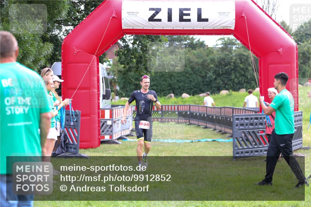 21.06.2026 - 29. Vierlanden-Triathlon Andreas Tolksdorf http://msf.ph/oto/9912852 21.06.2026 10:53:14 Ziel 37 meine-sportfotos.de