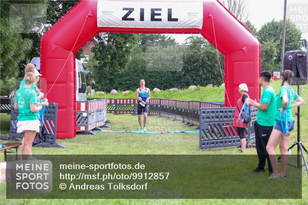 21.06.2026 - 29. Vierlanden-Triathlon Andreas Tolksdorf http://msf.ph/oto/9912857 21.06.2026 10:54:15 Ziel  meine-sportfotos.de