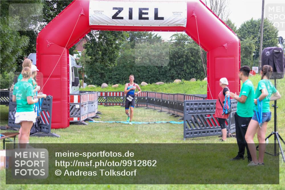 21.06.2026 - 29. Vierlanden-Triathlon Andreas Tolksdorf http://msf.ph/oto/9912862 21.06.2026 10:54:15 Ziel  meine-sportfotos.de