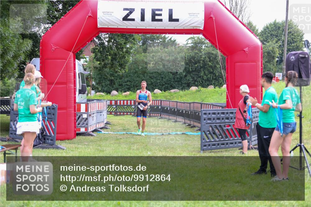 21.06.2026 - 29. Vierlanden-Triathlon Andreas Tolksdorf http://msf.ph/oto/9912864 21.06.2026 10:54:15 Ziel  meine-sportfotos.de
