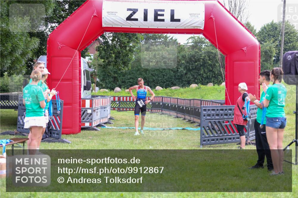 21.06.2026 - 29. Vierlanden-Triathlon Andreas Tolksdorf http://msf.ph/oto/9912867 21.06.2026 10:54:16 Ziel  meine-sportfotos.de
