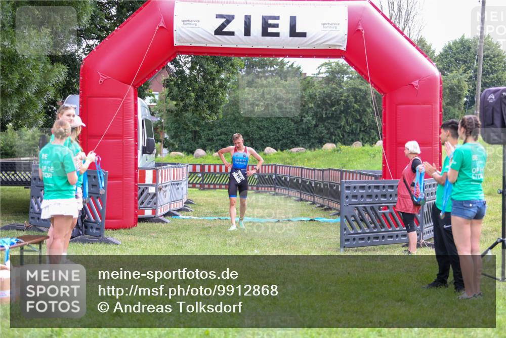 21.06.2026 - 29. Vierlanden-Triathlon Andreas Tolksdorf http://msf.ph/oto/9912868 21.06.2026 10:54:16 Ziel  meine-sportfotos.de