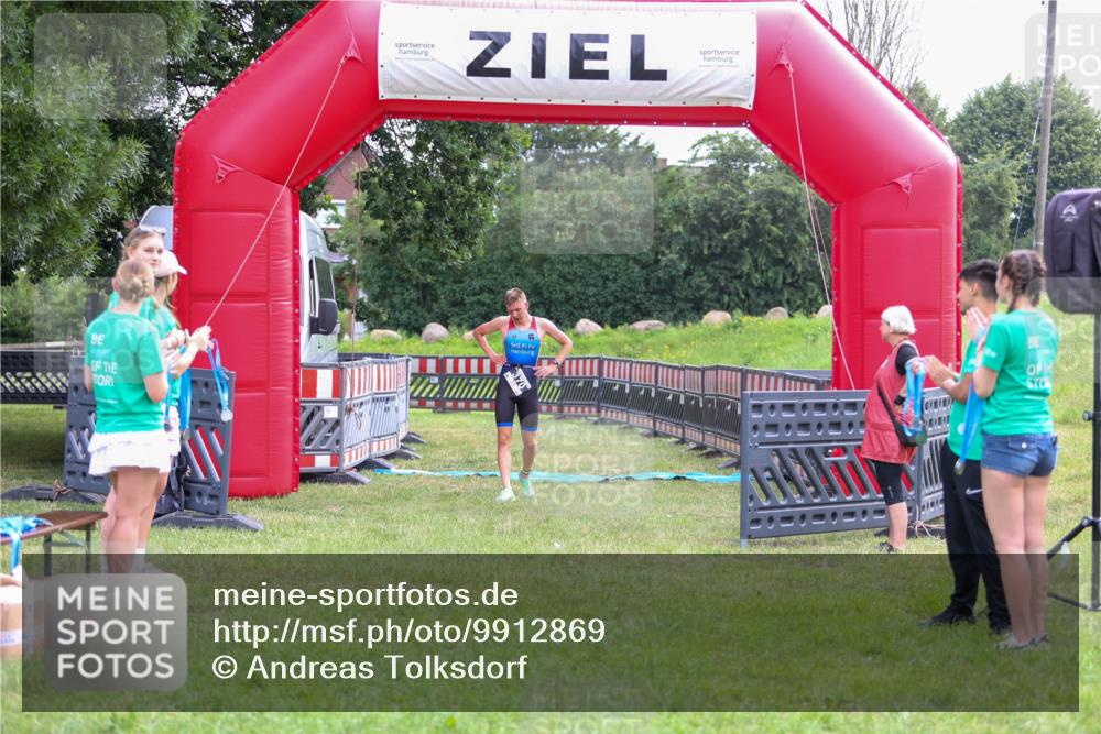 21.06.2026 - 29. Vierlanden-Triathlon Andreas Tolksdorf http://msf.ph/oto/9912869 21.06.2026 10:54:16 Ziel  meine-sportfotos.de