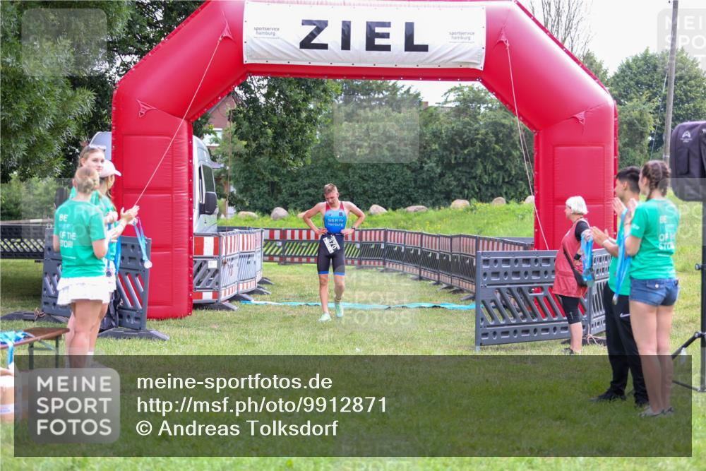 21.06.2026 - 29. Vierlanden-Triathlon Andreas Tolksdorf http://msf.ph/oto/9912871 21.06.2026 10:54:17 Ziel  meine-sportfotos.de