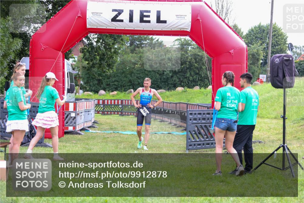 21.06.2026 - 29. Vierlanden-Triathlon Andreas Tolksdorf http://msf.ph/oto/9912878 21.06.2026 10:54:19 Ziel  meine-sportfotos.de