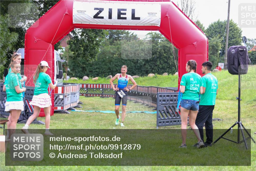 21.06.2026 - 29. Vierlanden-Triathlon Andreas Tolksdorf http://msf.ph/oto/9912879 21.06.2026 10:54:20 Ziel  meine-sportfotos.de