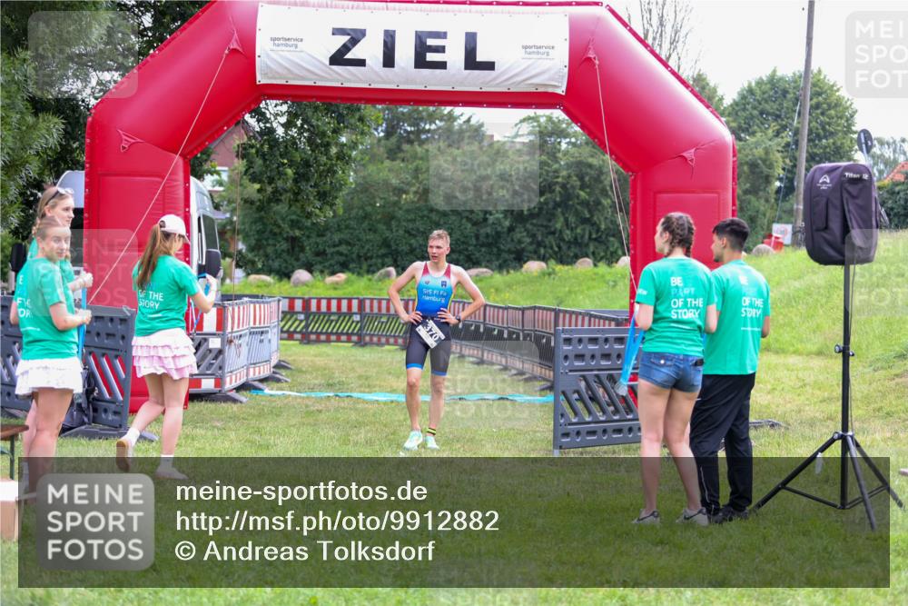 21.06.2026 - 29. Vierlanden-Triathlon Andreas Tolksdorf http://msf.ph/oto/9912882 21.06.2026 10:54:20 Ziel  meine-sportfotos.de