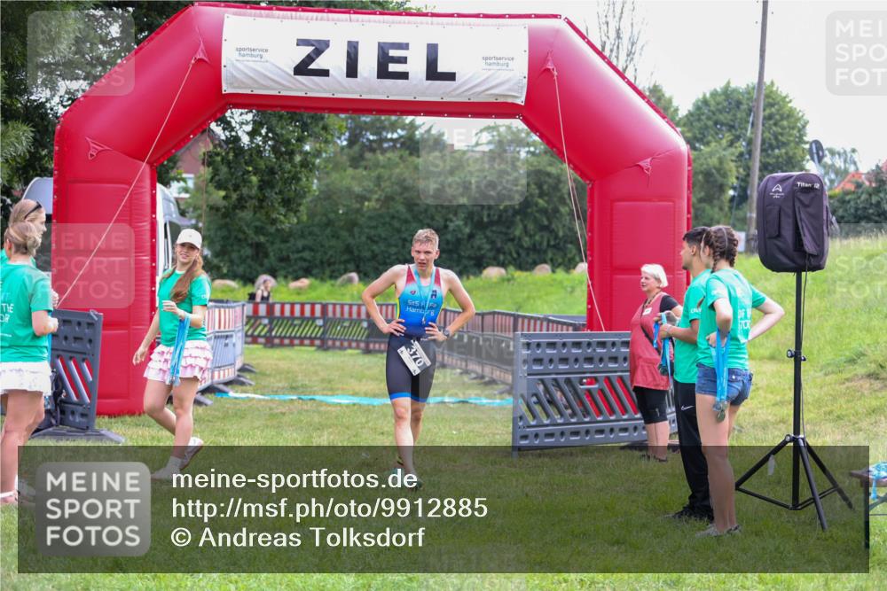 21.06.2026 - 29. Vierlanden-Triathlon Andreas Tolksdorf http://msf.ph/oto/9912885 21.06.2026 10:54:25 Ziel  meine-sportfotos.de