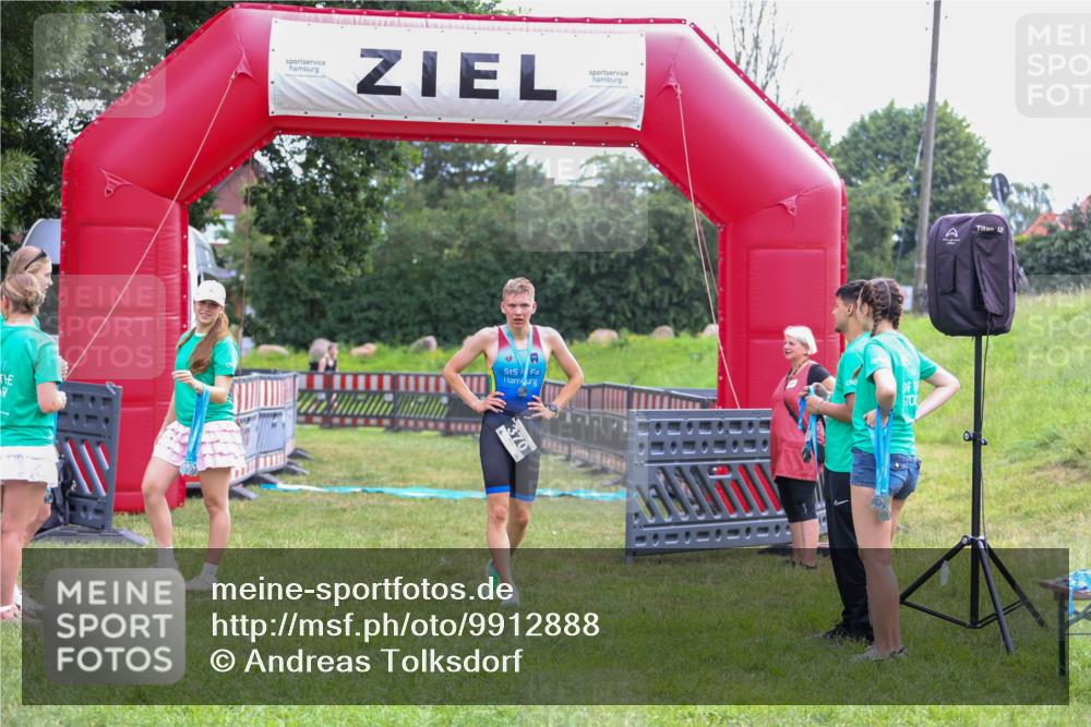21.06.2026 - 29. Vierlanden-Triathlon Andreas Tolksdorf http://msf.ph/oto/9912888 21.06.2026 10:54:25 Ziel  meine-sportfotos.de