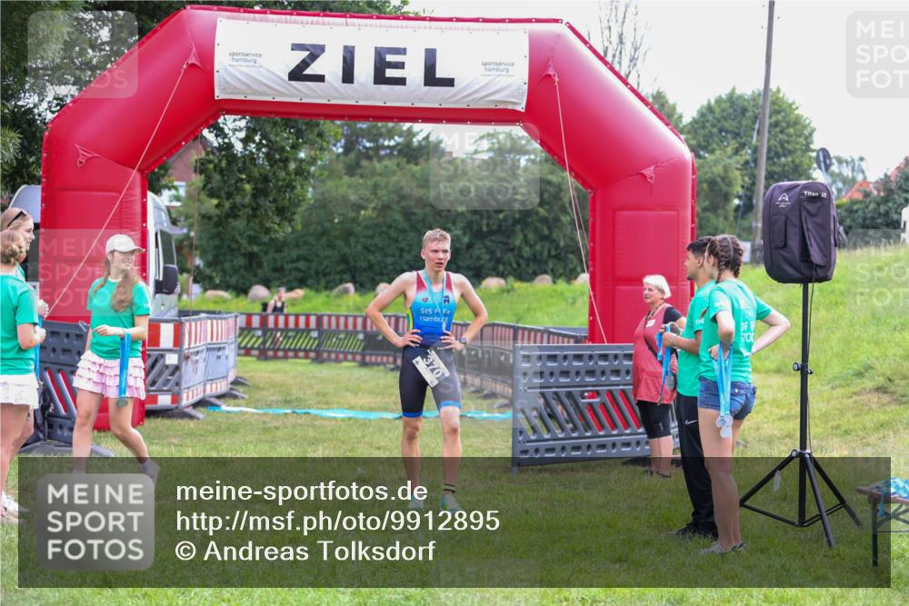 21.06.2026 - 29. Vierlanden-Triathlon Andreas Tolksdorf http://msf.ph/oto/9912895 21.06.2026 10:54:25 Ziel  meine-sportfotos.de