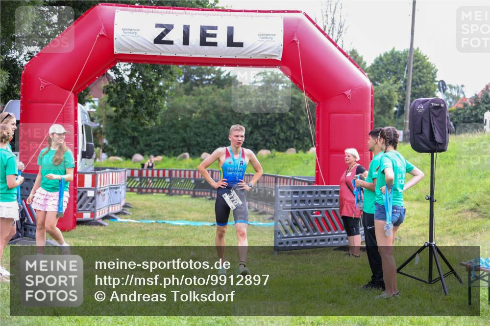 21.06.2026 - 29. Vierlanden-Triathlon Andreas Tolksdorf http://msf.ph/oto/9912897 21.06.2026 10:54:25 Ziel  meine-sportfotos.de