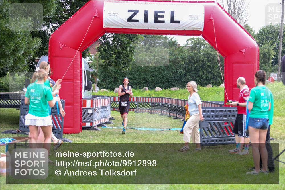 21.06.2026 - 29. Vierlanden-Triathlon Andreas Tolksdorf http://msf.ph/oto/9912898 21.06.2026 10:55:26 Ziel  meine-sportfotos.de