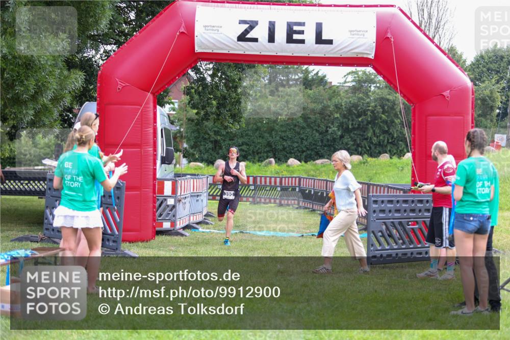 21.06.2026 - 29. Vierlanden-Triathlon Andreas Tolksdorf http://msf.ph/oto/9912900 21.06.2026 10:55:26 Ziel  meine-sportfotos.de
