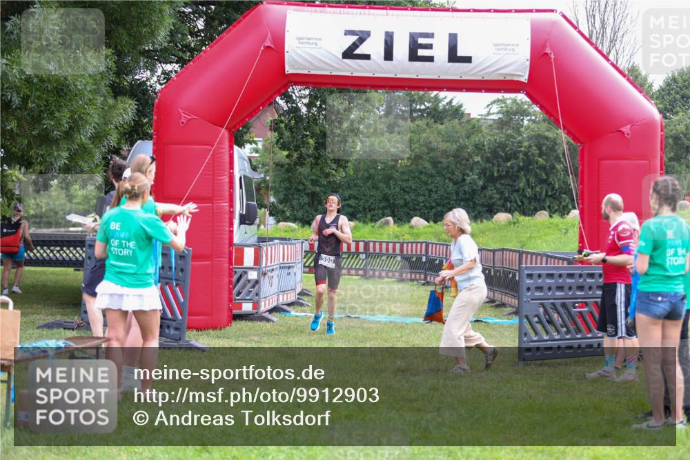 21.06.2026 - 29. Vierlanden-Triathlon Andreas Tolksdorf http://msf.ph/oto/9912903 21.06.2026 10:55:26 Ziel  meine-sportfotos.de