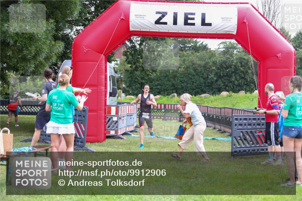 21.06.2026 - 29. Vierlanden-Triathlon Andreas Tolksdorf http://msf.ph/oto/9912906 21.06.2026 10:55:26 Ziel  meine-sportfotos.de