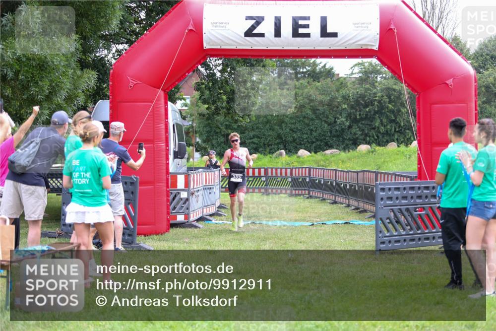 21.06.2026 - 29. Vierlanden-Triathlon Andreas Tolksdorf http://msf.ph/oto/9912911 21.06.2026 10:55:40 Ziel  meine-sportfotos.de