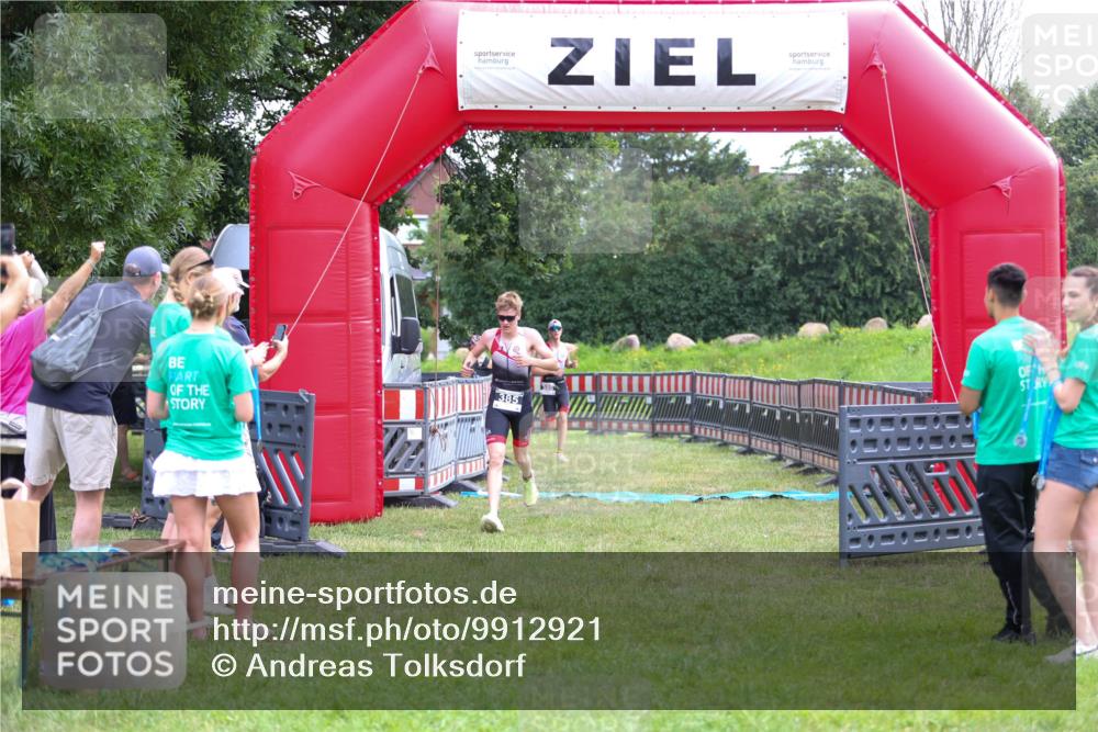 21.06.2026 - 29. Vierlanden-Triathlon Andreas Tolksdorf http://msf.ph/oto/9912921 21.06.2026 10:55:40 Ziel  meine-sportfotos.de