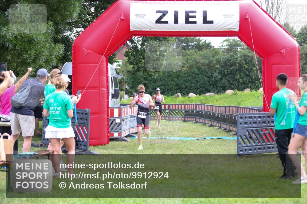 21.06.2026 - 29. Vierlanden-Triathlon Andreas Tolksdorf http://msf.ph/oto/9912924 21.06.2026 10:55:40 Ziel  meine-sportfotos.de