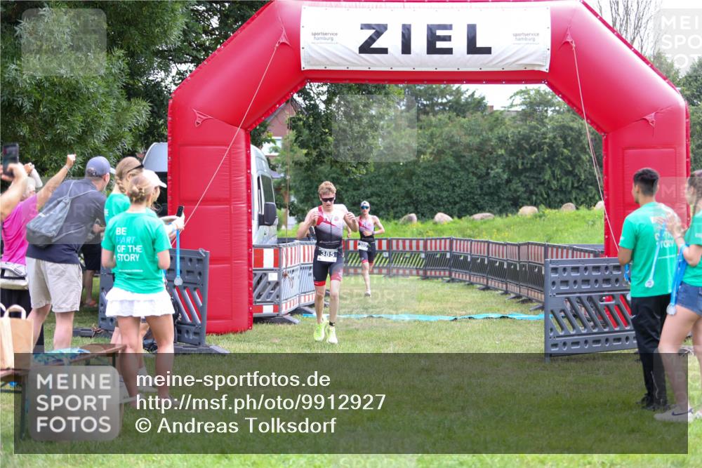 21.06.2026 - 29. Vierlanden-Triathlon Andreas Tolksdorf http://msf.ph/oto/9912927 21.06.2026 10:55:40 Ziel  meine-sportfotos.de