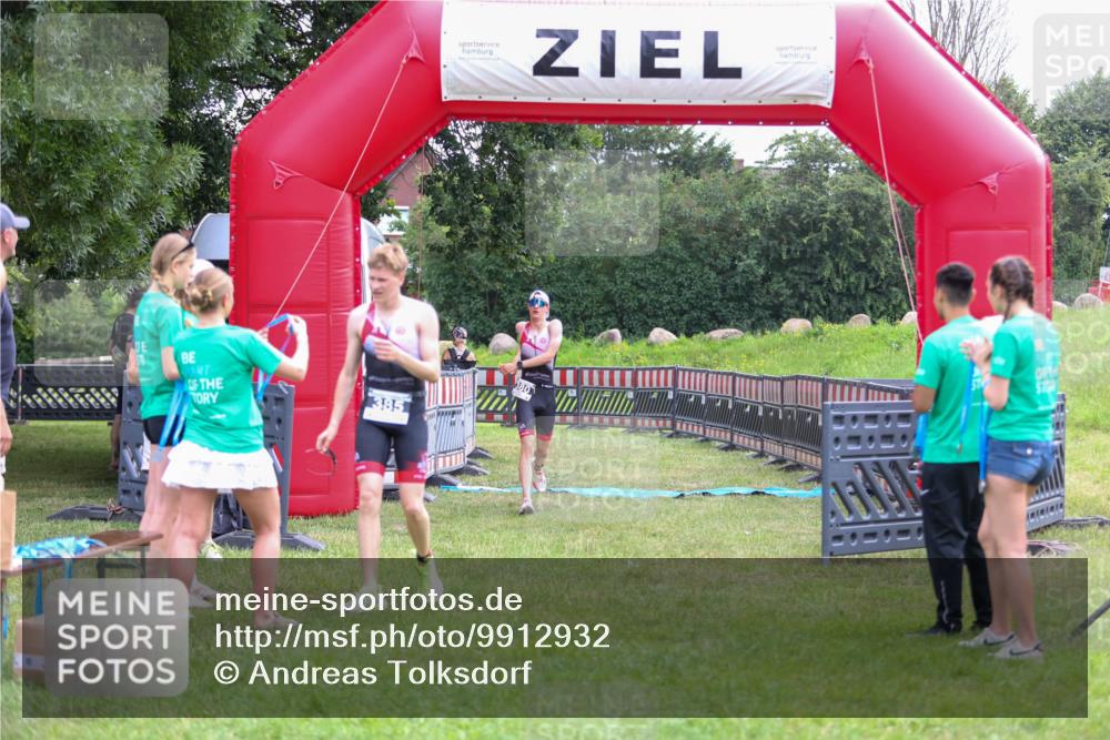 21.06.2026 - 29. Vierlanden-Triathlon Andreas Tolksdorf http://msf.ph/oto/9912932 21.06.2026 10:55:43 Ziel 339 meine-sportfotos.de