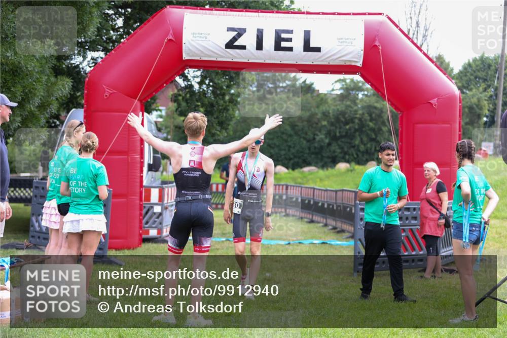 21.06.2026 - 29. Vierlanden-Triathlon Andreas Tolksdorf http://msf.ph/oto/9912940 21.06.2026 10:55:51 Ziel 339 meine-sportfotos.de