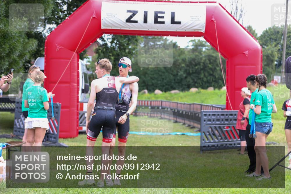 21.06.2026 - 29. Vierlanden-Triathlon Andreas Tolksdorf http://msf.ph/oto/9912942 21.06.2026 10:55:56 Ziel 210, 339 meine-sportfotos.de