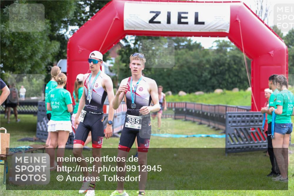 21.06.2026 - 29. Vierlanden-Triathlon Andreas Tolksdorf http://msf.ph/oto/9912945 21.06.2026 10:55:58 Ziel 210, 339 meine-sportfotos.de