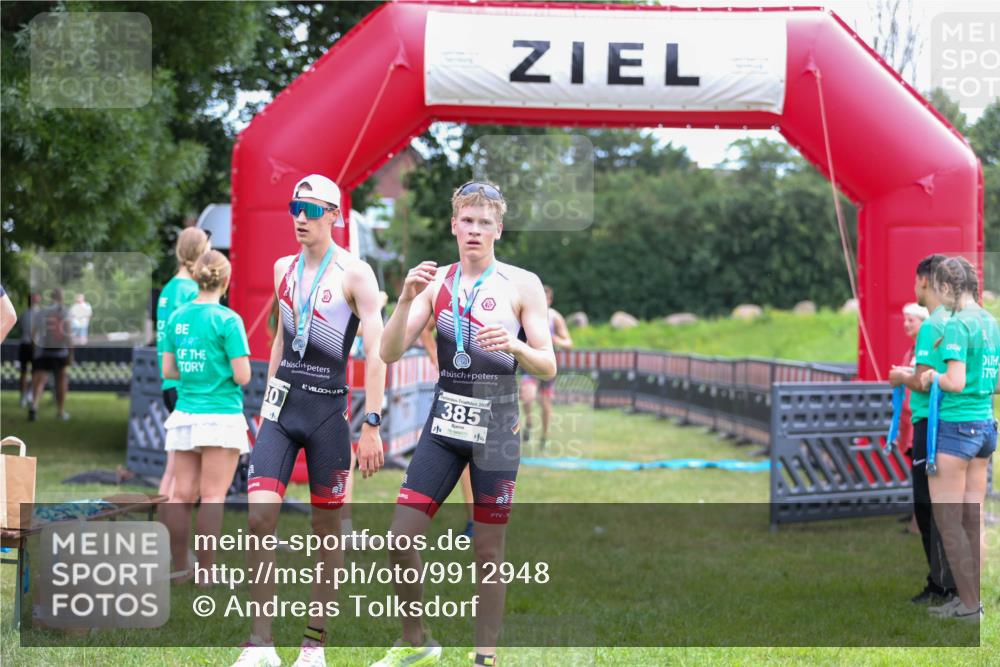 21.06.2026 - 29. Vierlanden-Triathlon Andreas Tolksdorf http://msf.ph/oto/9912948 21.06.2026 10:55:58 Ziel 210, 339 meine-sportfotos.de