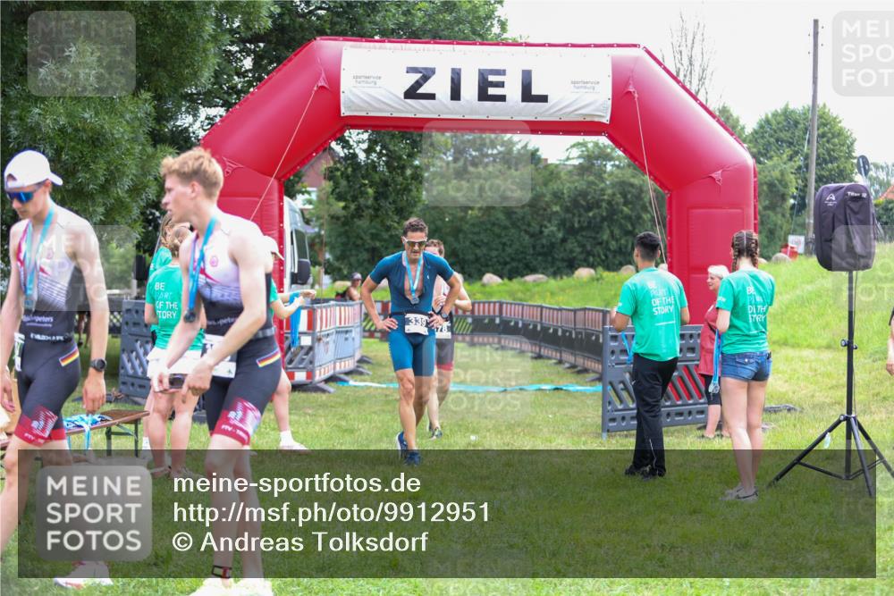 21.06.2026 - 29. Vierlanden-Triathlon Andreas Tolksdorf http://msf.ph/oto/9912951 21.06.2026 10:56:01 Ziel 210 meine-sportfotos.de