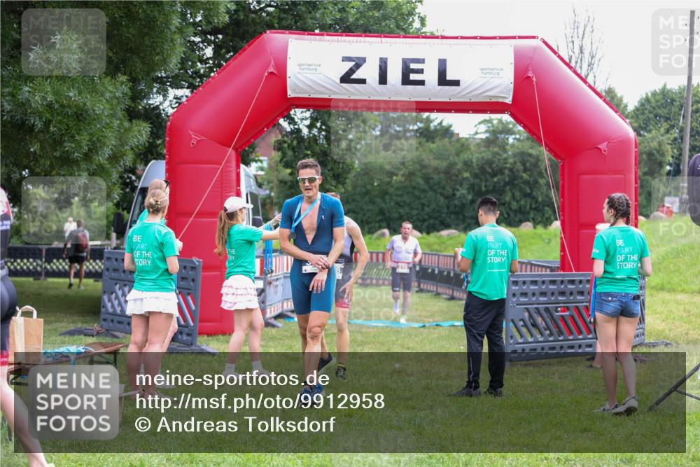 21.06.2026 - 29. Vierlanden-Triathlon Andreas Tolksdorf http://msf.ph/oto/9912958 21.06.2026 10:56:03 Ziel 210 meine-sportfotos.de