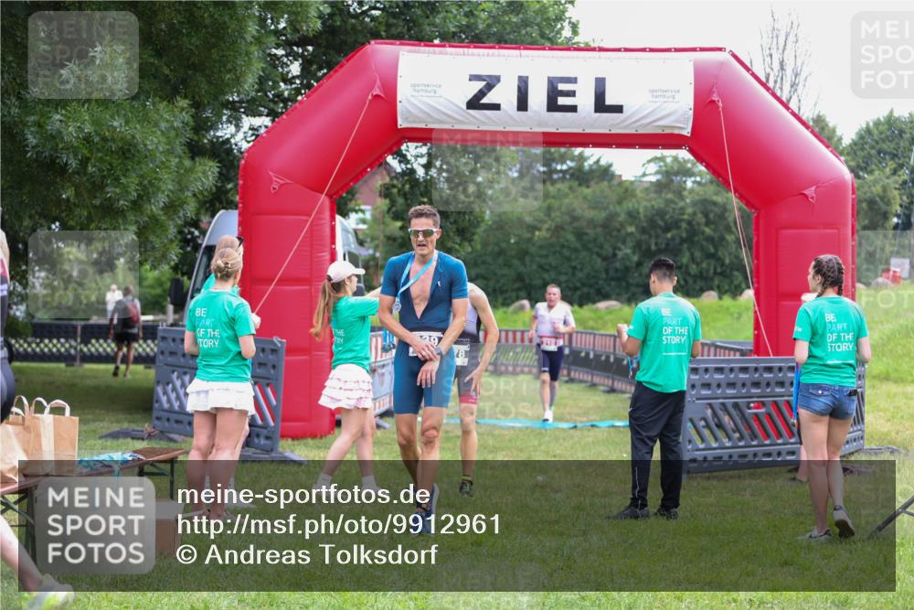 21.06.2026 - 29. Vierlanden-Triathlon Andreas Tolksdorf http://msf.ph/oto/9912961 21.06.2026 10:56:03 Ziel 210 meine-sportfotos.de