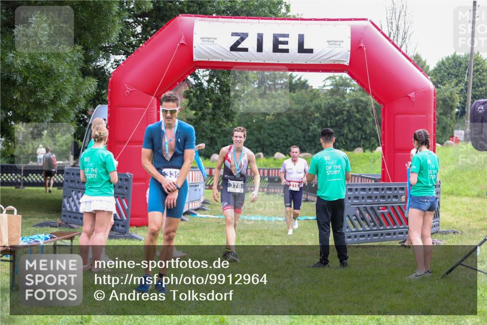 21.06.2026 - 29. Vierlanden-Triathlon Andreas Tolksdorf http://msf.ph/oto/9912964 21.06.2026 10:56:05 Ziel 210 meine-sportfotos.de