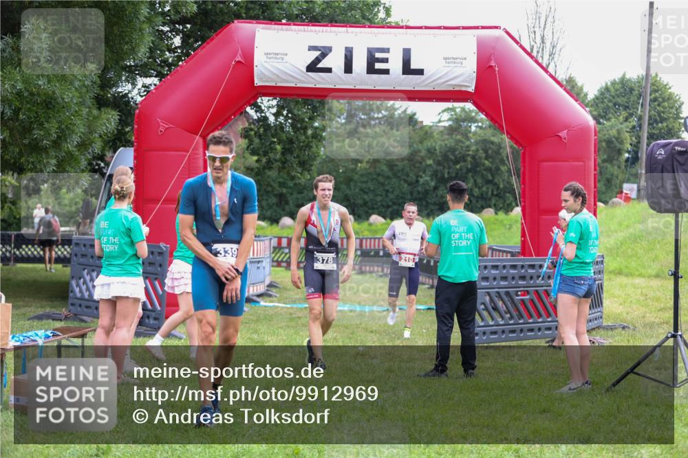 21.06.2026 - 29. Vierlanden-Triathlon Andreas Tolksdorf http://msf.ph/oto/9912969 21.06.2026 10:56:05 Ziel 210 meine-sportfotos.de
