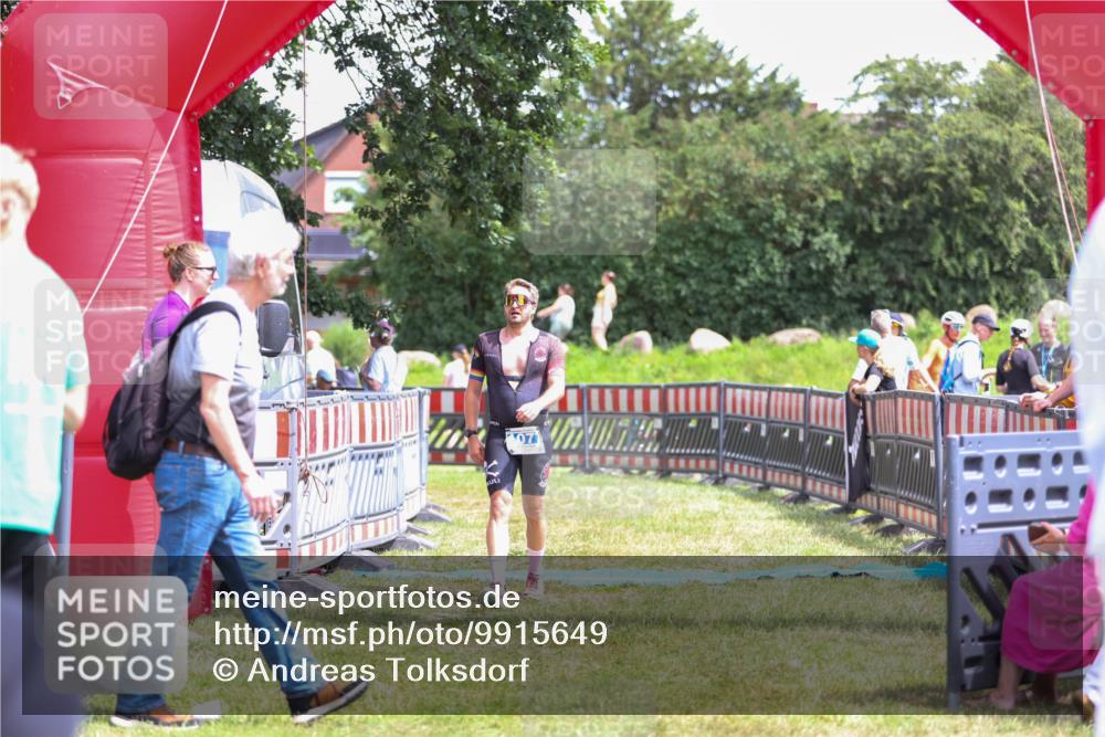 21.06.2026 - 29. Vierlanden-Triathlon Andreas Tolksdorf http://msf.ph/oto/9915649 21.06.2026 14:01:28 Ziel 1077 meine-sportfotos.de