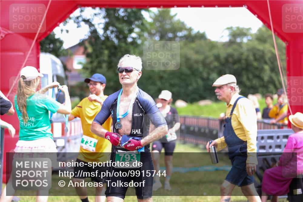 21.06.2026 - 29. Vierlanden-Triathlon Andreas Tolksdorf http://msf.ph/oto/9915744 21.06.2026 14:03:54 Ziel 860, 1078 meine-sportfotos.de