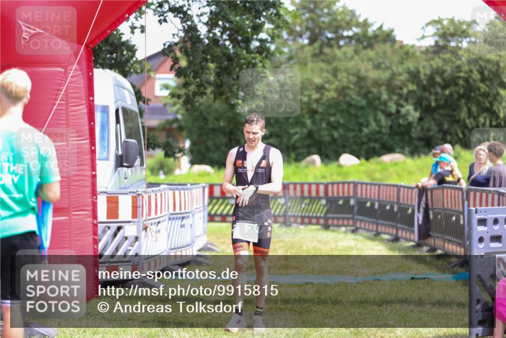 21.06.2026 - 29. Vierlanden-Triathlon Andreas Tolksdorf http://msf.ph/oto/9915815 21.06.2026 14:04:50 Ziel 1089 meine-sportfotos.de